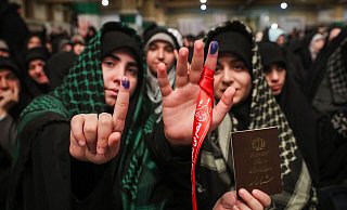 Eine Gruppe junger Erstwähler: In Teheran lag die Wahlbeteiligung inoffiziellen Daten zufolge bei nur 24 Prozent. - Iranian Supreme Leader\\\'s Office/ZUMA/dpa