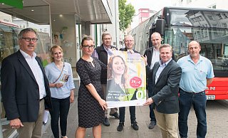 Odilo Enkel (v. l. OWL Verkehr GmbH), Laetitia Müller (Klimaschutzbeauftragte der Stadt), Joanna Schlaberg (ab. 1.8. Geschäftsführerin der SVH in Nachfolge von Dieter Wulfmeyer hinter ihr), Achim Overath (mhv), Bernd Achatz (Niederlassungsleiter OWL der BVO), Bürgermeister Tim Kähler und Peter Ritter (Teamleiter Fahrdienst BVO Herford) hoffen, dass Klima-Abo und Klima-Ticket von den ÖPNV-Nutzern angenommen werden. - Ralf Bittner