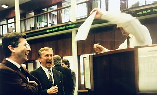Ende der 1980er-Jahre ging die Gerry Weber International AG an die Börse. Udo Hardieck (links) und Gerhard Weber waren mit vor Ort. - Gerry Weber International GmbH