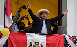 Präsidentschaftskandidat Pedro Castillo winkt Anhängern zu. Im extrem knappen Rennens bei der Präsidentenwahl liegt der Linkskandidat knapp vorne. - Foto: Martin Mejia/AP/dpa