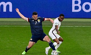 Der Schotte John McGinn (l) ist im Zweikampf vor Raheem Sterling am Ball. - Facundo Arrizabalaga/Pool EPA/AP/dpa