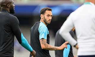 Hakan Calhanoglu (M) fällt für das Spiel gegen die DFB-Elf aus. - Robert Michael/dpa