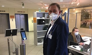 Das Klinikum hat jetzt eine Eingangskontrolle, die alle Besucher passieren. - Corina Lass