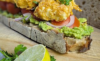 Statt Butter ein Avocadobett, statt einer Scheibe Wurst oder Käse knusprige Feta-Häppchen: Die belegte Brotscheibe sorgt für einen Wow-Moment. - Doreen Hassek/hauptstadtkueche.blogspot.com/dpa-tmn
