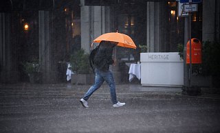 Blitzschlag-Gefahr: Wenn ein Gewitter mit Blitzen über einem tobt, sollte man sich lieber von seinem Regenschirm trennen. - Bernd von Jutrczenka/dpa/dpa-tmn