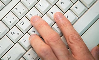 Zwischen den Tasten einer Tastatur kann sich mit der Zeit einiges an Schmutz ansammeln. - Christin Klose/dpa-tmn