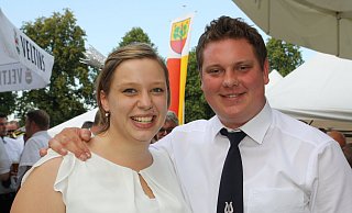 Ein Krönchen von den Hofdamen: Laura Bolte und Marcerl Mertens regieren das Bentfelder Schützenvolk. - Regina Brucksch