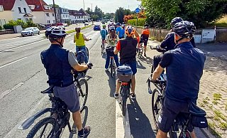 Mehrfach mussten die Radler anhalten, damit das Feld wieder zusammenfand. - Björn Kenter