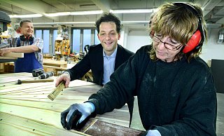 Packt mit an: Reinhard Hühne, Technischer Direktor am Theater Bielefeld (Mitte), mit Thomas Fehse und Susanne Zander in der Werkstatt. - Barbara Franke