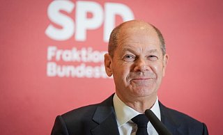 Die Koalitionsverhandlungen von SPD, Grünen und FDP biegen offenbar in eine Zielgerade ein. Olaf Scholz zeigt sich zufrieden. - Foto: Kay Nietfeld/dpa