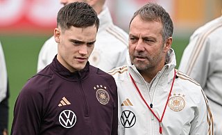 Bundestrainer Hansi Flick spricht beim Training mit Florian Wirtz. - Arne Dedert/dpa