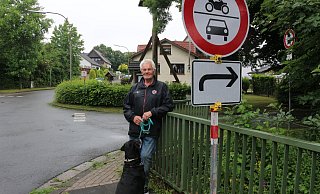Hans-Wilhelm Schäffer geht mit Hund Paco jeden Tag An der Beeke entlang. - Judith Gladow