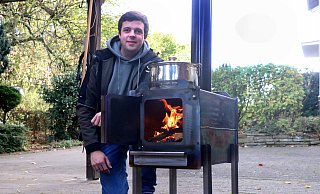 Maximilian Guder zeigt einen der robusten, aus Stahl zusammengesetzten Öfen, die jetzt Menschen in der Ukraine helfen. - Andreas Sundermeier