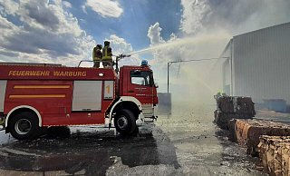 Zwei Einsatzkräfte der Warburger Feuerwehr kühlen die Werkshalle ab. - FFW Warburg