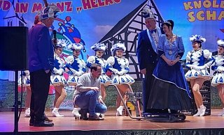 Sponsor Klaus Schröder beim Prinzenwiegen mit Hans-Werner, dem Vielseitigen, und Frauke, dem rheinischen Mädel. - Johannes Büttner