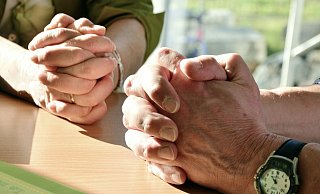 Der Wiedereintritt in die katholische oder evangelische Kirche führt über Gespräche mit einem Seelsorger. - Symbolbild: Pixabay