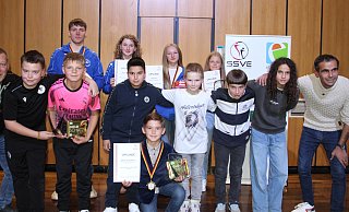 Die Jugend-Sportlerinnen und Sportler sowie Jugend-Mannschaft des Jahres: die U-11 von FC Preußen (1. Reihe) sowie Jakob Orasteanu (TV Espelkamp) ganz vorn und Julian Krato, Stine Meyer, Liah Tirre und Zoey Marie Gunia (2. Reihe, v.l.). - Klaus Frensing