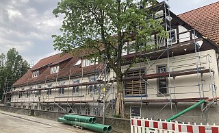 Die Grundschule Benhausen wird aktuell energetisch saniert und umgebaut. Im Untergeschoss wird eine Mensa eingerichtet. - Hannah Hülsen