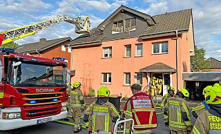 Bei einem Dachstuhlbrand in diesem Mehrfamilienhaus im Delbrücker Stadtteil Schöning wurden am Freitagabend zwei Menschen verletzt. - Ralph Meyer