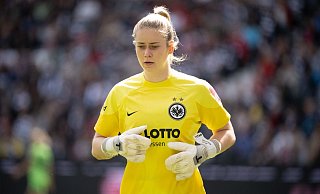 Durch ein Eigentor brachte Frankfurts Torhüterin Stina Johannes den VfL Wolfsburg auf die Siegerstraße. - Sebastian Gollnow/dpa