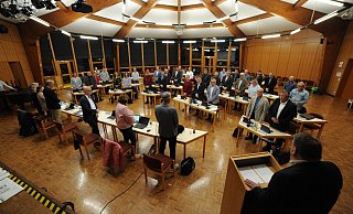 Die neue Sitzordnung im Stemweder Rat erinnert an die Sitzordnung aus einigen Landesparlamenten. Während ihrer Verpflichtung durch den Bürgermeister erhoben sich die Mitglieder des neuen Rates von ihren Plätzen. - Joern Spreen-Ledebur