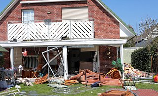 Haus und Garten glichen nach der Explosion einem Trümmerfeld.  - Frank-Michael Kiel-Steinkamp