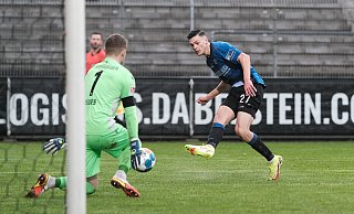 Marvin Cuni (r.) taucht in dieser Szene von Sandhausens Torhüter Patrick Drewes auf. Szenen wie diese hatten am Samstag allerdings Seltenheitswert. Auch von Cuni waren vor allem läuferische und kämpferische Qualitäten gefragt. - picture alliance / Eibner-Pressefoto