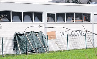 Rassistische Schmiererei: Am Wochenende sprühten Unbekannte Hassparolen an Haller Flüchtlingsunterkünfte oder wie hier an das Gebäude von Straßen.NRW. Hier deckten die Mitarbeiter Teile der Schriften ab, so dass am Ende nur noch „Welcome" sichtbar war. - Rolf Uhlemeier