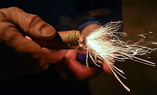 Bei der Explosion eines vermutlich illegalen Böllers hat ein 42-jähriger Paderborner schwere Handverletzungen erlitten. (Themenbild) - dpa