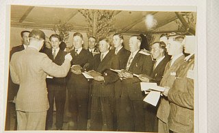 Ein Bild aus den 50-er Jahren mit dem Chorleiter Karl-Heinz Meier. - Klaus Frensing