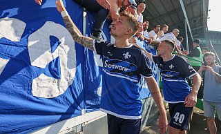 So bedankte sich Marvin Mehlem am 28. Mai 2023 in seinem letzten Zweitligaspiel für den SV Darmstadt 98 bei den mitgereisten Fans. Nun trifft er mit dem SC Paderborn auf seinen Ex-Klub. - Imago Images