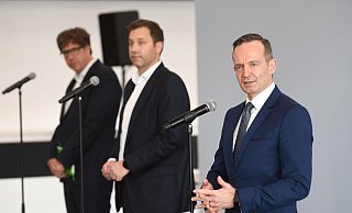 SPD-Generalsekretär Lars Klingbeil (m.) zusammen mit Grünen-Bundesgeschäftsführer Michael Kellner (l.) und FDP-Generalsekretär Volker Wissing während einer Pressekonferenz. - Foto: Christophe Gateau/dpa