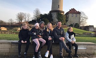 Familienzeit statt Premiere: Schauspieler Oliver Baierl mit seiner Frau und seinen vier Kindern vor der Sparrenburg. Das Foto wurde in der Vor-Corona-Zeit aufgenommen. - Privat