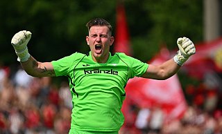 Der Mann des Tages: Illertissens Torwart Michel Witte hält zwei Elfmeter. - Jan-Philipp Strobel/dpa