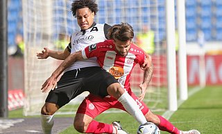 Thaddäus Momuluh (l.), hier im Jahr 2024 im Duell gegen José-Enrique Rios Alonso von Rot-Weiss Essen, kehrt zum DSC zurück. - Oliver Krato Thaddäus Momuluh (l.), hier im Jahr 2024 im Duell gegen José-Enrique Rios Alonso von Rot-Weiss Essen, kehrt zum DSC zurück. - Oliver Krato