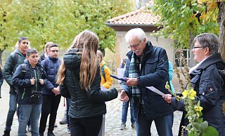 Ulrich Stille (rechts) überreicht die „bio-logisch“-Urkunde und ein Geschenk an eine Schülerin. - Alexandra Golfinger