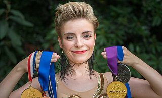 Grund zum Strahlen: Liza Snow kommt mit vier Medaillen von der Weltmeisterschaft der darstellenden Künste aus den USA zurück. Gold gab’s in der offenen Solo-Kategorie. - Ralf Bittner