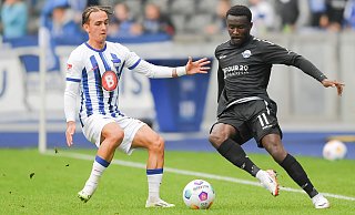 Sirlord Conteh (r.), hier im Duell gegen den Berliner Michal Karbownik, stand am Samstag erstmals seit dem dritten Spieltag wieder in der Paderborner Startelf. - picture alliance