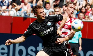 Hier ist Kampf im Spiel: Der Paderborner Filip Bilbija (l.) und der Düsseldorfer Marcel Sobottka kämpfen um den Ball.  - dpa