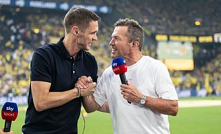 Dortmund Sportdirektor Sebastian Kehl (l) hat die Ansetzung der USA-Reise der DFB-Elf kritisiert. - Bernd Thissen/dpa