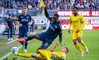 Paderborns Ilyas Ansah (l) und Braunschweigs Sven Köhler kämpfen um den Ball. - David Inderlied/dpa