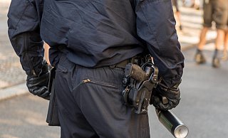 Ein Bereitschaftspolizist mit „Reizgassprühgerät". Die Pfefferspraydosen der Streifenbeamten sind deutlich kleiner. - imago images/Christian Spicker