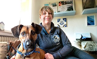 Natürlich trägt ihr Hund ein blaues Halsband: Jessica Koppi hat vor gut 13 Jahren den Fanclub "Crazy Blue" gegründet. Das Logo prangt auf ihrer Brust. - Andreas Frücht