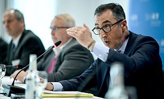 Bundeslandwirtschaftsminister Cem Özdemir (Bündnis 90/Die Grünen spricht bei einer Pressekonferenz am Rande der Sonder-Agrarministerkonferenz zum «Umbau der Nutztierhaltung». - Britta Pedersen/dpa
