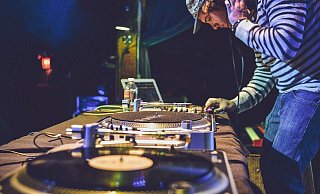 Am Samstag wird die Bielefelder Altstadt zur Partymeile. - Symbolbild: Pixabay