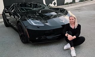 Laura Klenner sitzt vor einem Sportwagen. Die schnellen Autos sind eine ihrer Leidenschaften. - Laura Klenner
