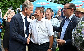 Björn Höcke, Vorsitzender der AfD Thüringen (l) und Tino Chrupalla, AfD-Bundesvorsitzender (r) gratulieren dem Wahlsieger Robert Sesselmann (AfD,M). - Martin Schutt/dpa