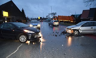 Die beiden Fahrzeuge stießen auf der Kreuzung zusammen. Der Fahrer des silbernen Mazdas floh zu Fuß von der Unfallstelle. - Polizei Herford