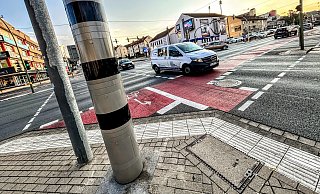 So wie in Bielefeld wird auch der Blitzer an der Kreuzung Lübberstraße/ Auf der Freiheit aussehen. Er kann zwei Arten von Verkehrsverstößen erfassen. - Jens Reichenbach