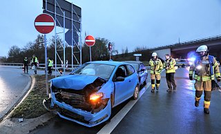 Die beiden Polo wurden bei der Kollision jeweils im Frontbereich stark zerstört. Sie waren bereits von der Kreuzung zur Seite geschoben worden, damit der Verkehr besser fließen konnte. - Simone Flörke